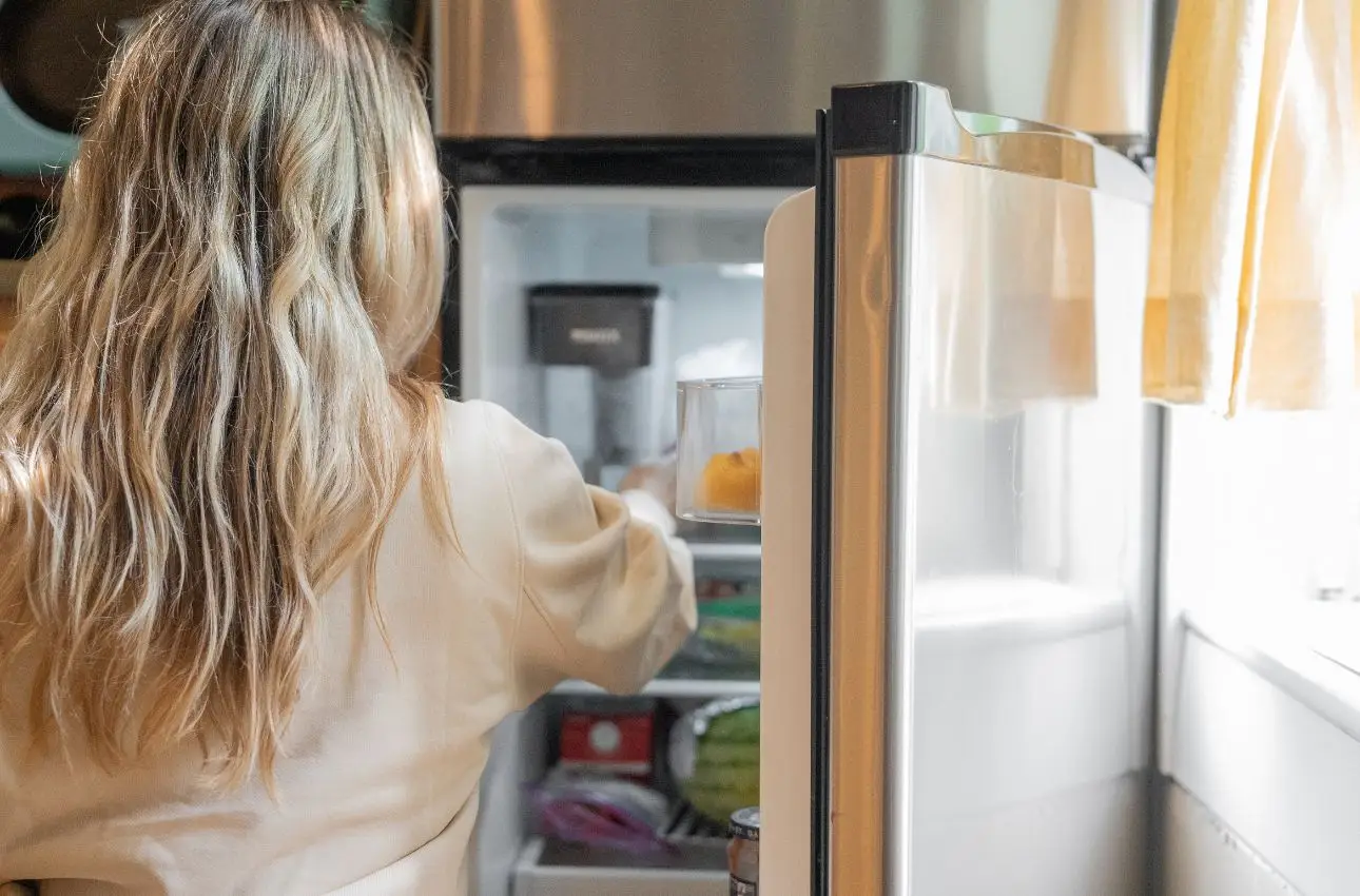 Non ignorare il calore in eccesso dietro il frigorifero: ecco cosa può indicare un problema Immagine selezionata